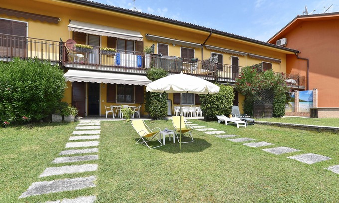 Pacengo Apartment | Holiday Apartment “Dei Salici” with Garden, Pool, Air Conditioning & WiFi