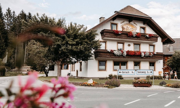 Sankt Andrae im Lungau Apartment | Holiday Apartment 'Seifterhof - No 2' with Mountain View, Shared Terrace and Wi-Fi