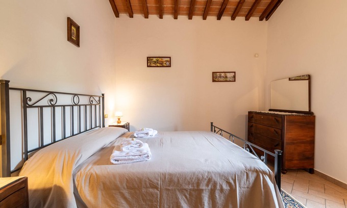 Lisciano Niccone Other | Holiday Apartment 'Pugnano Alto - Tabacco' with Shared Pool, Private Terrace and Wi-Fi