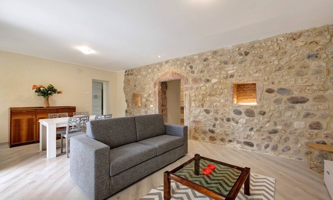 Albisano Apartment | Holiday Apartment "Casa Vera Aurora" with Lake View, Private Garden & Wi-Fi