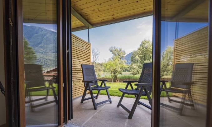 Carlazzo Apartment | Holiday Apartment "7" with Lake View, Shared Pool & Wi-Fi