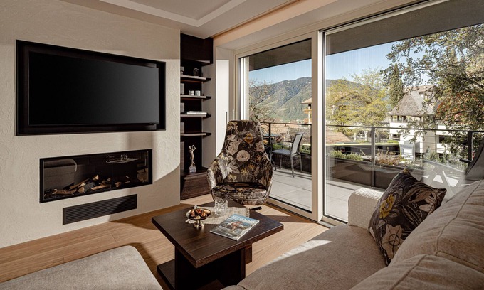 Schenna Apartment | Holiday Apartment "Apt. Stefan - Schenna Chalet" with Mountain View, Private Terrace & Wi-Fi