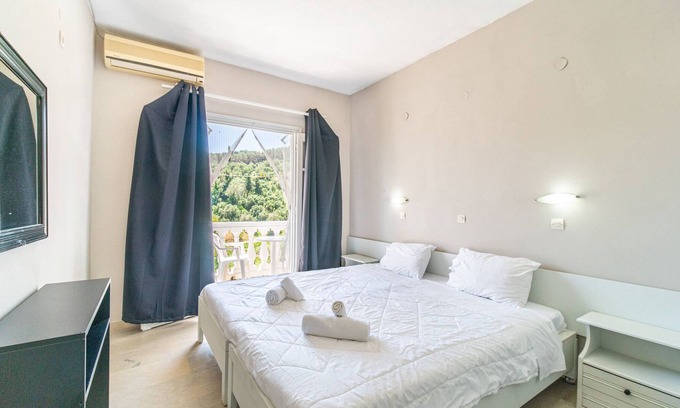 Gardenos Apartment | Holiday Apartment "Ariel Studio 2" with Balcony, Shared Terrace & Wi-Fi