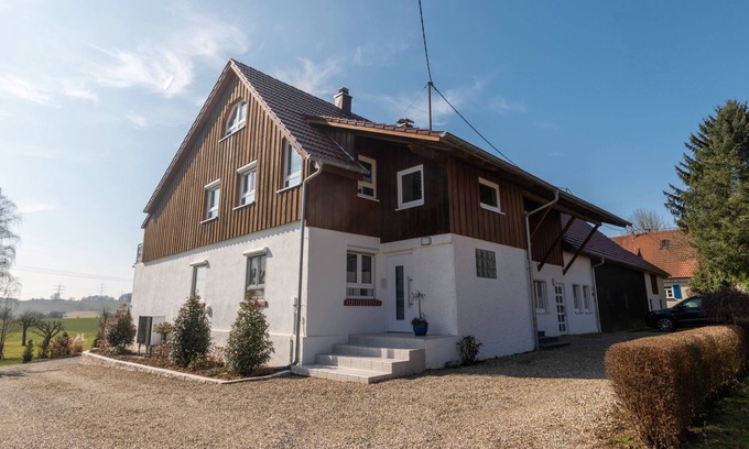 Bergfeld Apartment | Holiday Apartment 'Bergfeld' with Shared Garden, Balcony and Wi-Fi