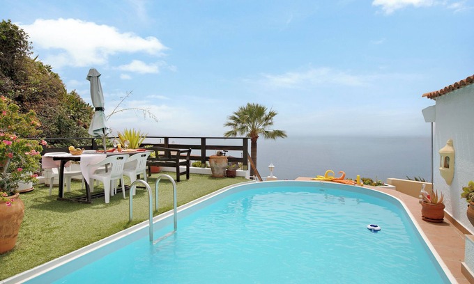Puntillo del Sol Apartment | Holiday Apartment 'Casa Pelican' with Sea View, Private Pool and Wi-Fi