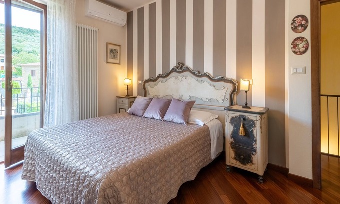 Puliciano Apartment | Holiday Apartment "Casa Le Rose" with Mountain View, Private Terrace & Wi-Fi