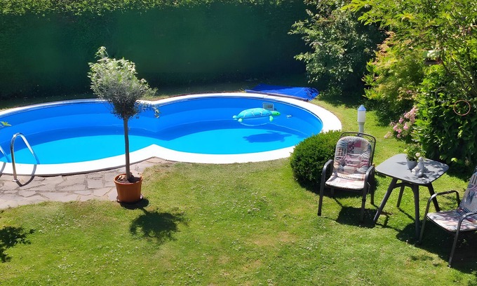 Welschneudorf Apartment | Holiday Apartment 'Uschi' with Pool, Shared Garden and Wi-Fi