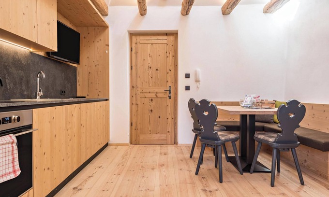 Lajen Apartment | Holiday Apartment "Hatzeshof-Blumenwiese" with Mountain View, Wi-Fi, Balcony & Garden