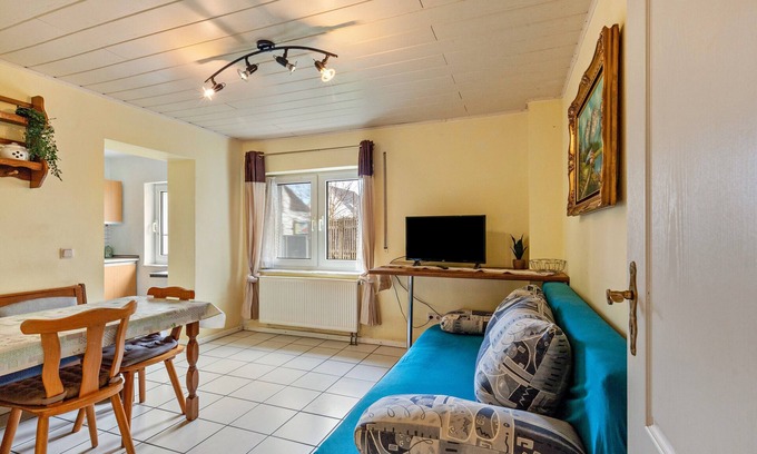 Wernborn Apartment | Holiday Apartment 'Hildegard' with Shared Garden and Wi-Fi