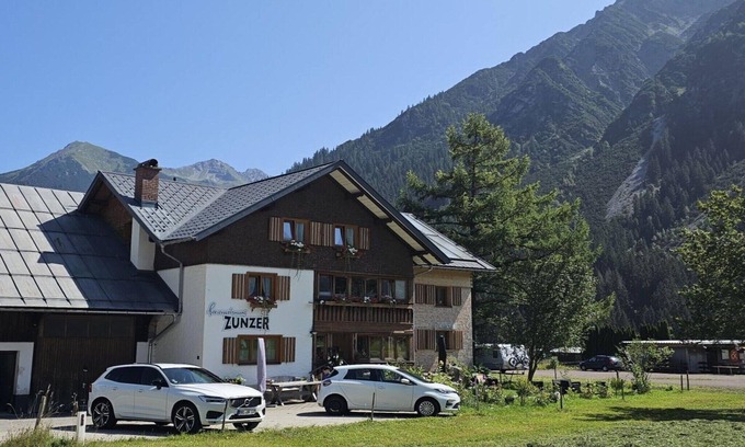 Mittelberg House | Holiday Apartment in Mittelberg with Wifi