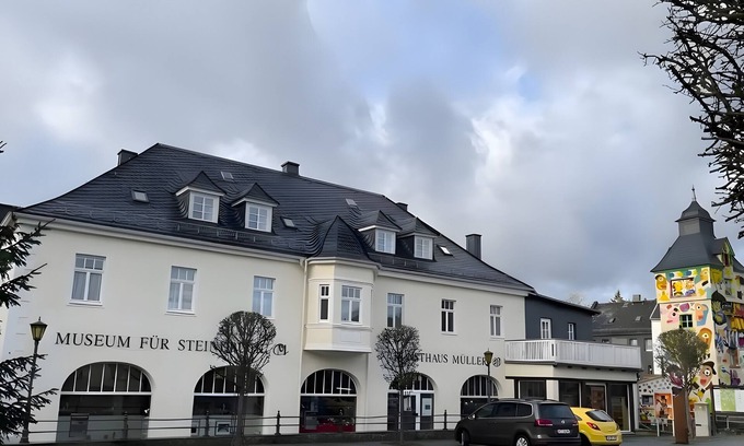 Wurzbach Apartment | Holiday Apartment in the Former Manor 'Bergblick' with Garden and Wi-Fi