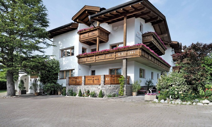 Naz Sciaves Apartment | Holiday Apartment 'Klementhof No. 2' with Mountain View, Shared Pool and Wi-Fi