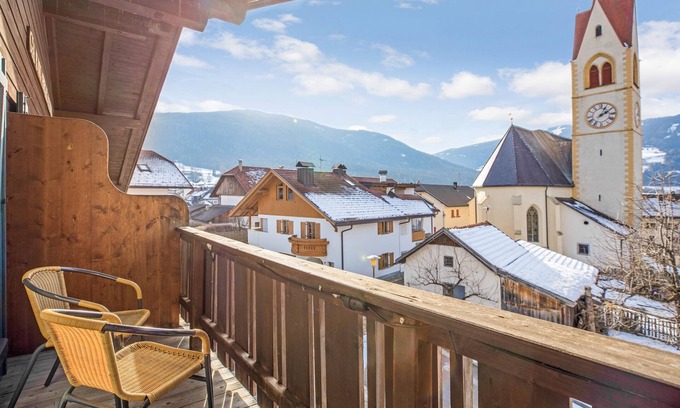 Valdaora di Sopra Apartment | Holiday Apartment “Kruma - Bankl 2” with Mountain View, Wi-Fi & Balcony