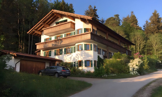 Friesenried Apartment | Holiday Apartment 'Löwenzahn' with Private Terrace, Shared Garden and Wi-Fi