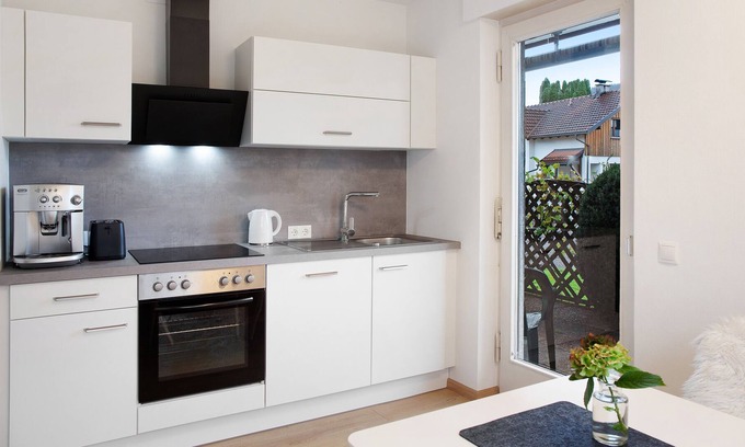 Mader Apartment | Holiday Apartment "Mäder" with Mountain View, Private Terrace & Wi-Fi