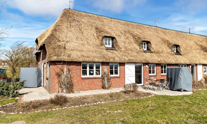 Schobull Apartment | Holiday Apartment "Schipp Landen Lisa" with Shared Garden & Wi-Fi