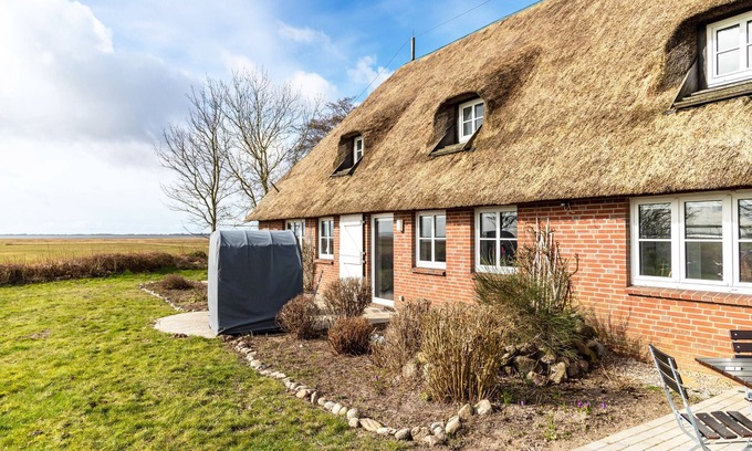 Schobull Apartment | Holiday Apartment "Schipp Landen Frida" with Shared Garden & Wi-Fi