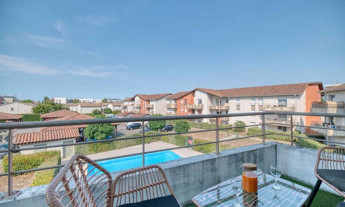 Saint - Martin - du - Touch Apartment | Holiday Apartment "Spacieux Proche Aéroport Et Airbus" with Shared Heated Pool & Wi-Fi