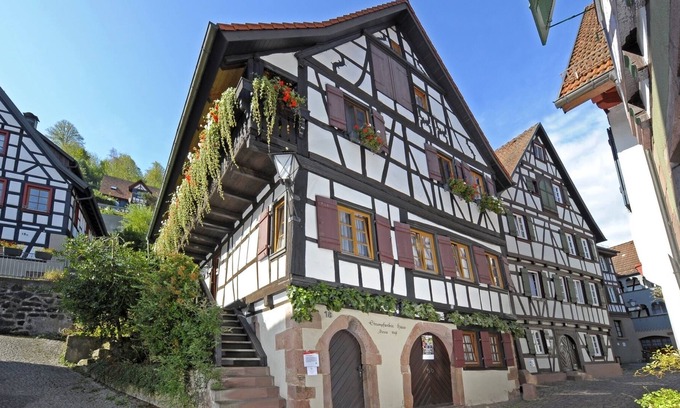 Schiltach Apartment | Holiday Apartment "Strumpfweberhaus" with Private Terrace & Wi-Fi