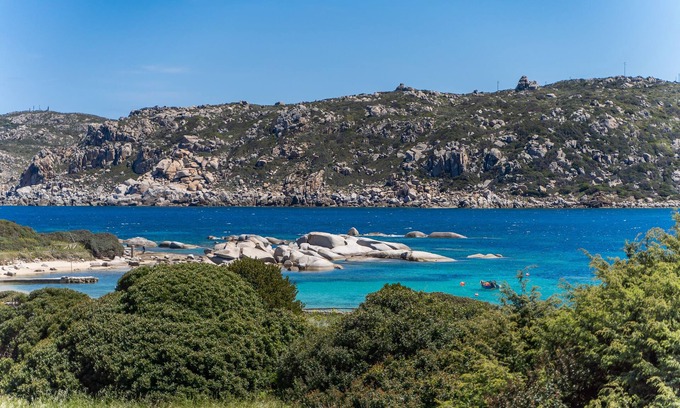 Capo Testa Apartment | Holiday Apartment 'Tommaso' with Private Terrace, Shared Garden, Wi-Fi