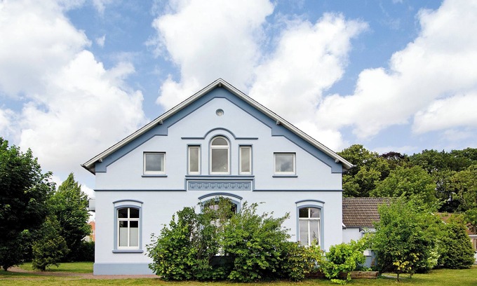 Esens Apartment | Holiday Apartment "Villa Fokken Steuermannsquartier" with Shared Garden & Wi-Fi