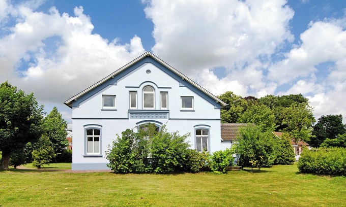 Esens Apartment | Holiday Apartment "Villa Fokken Bootsmannsquartier" with Shared Garden & Wi-Fi