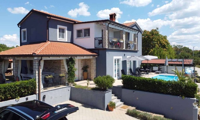Kaldanija Apartment | Holiday apartment with communal pool and air conditioning