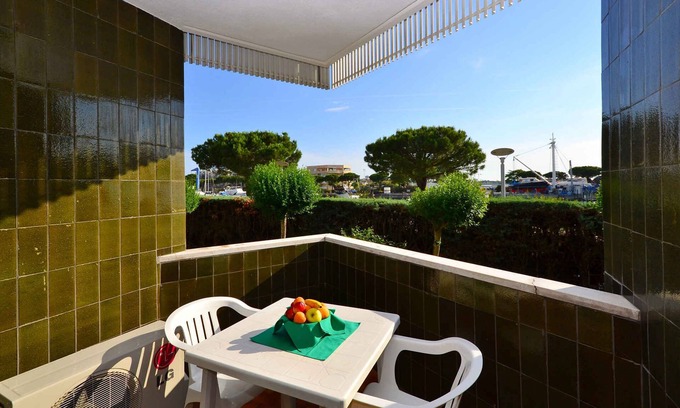 Lignano Sabbiadoro Apartment | Holiday apartment with pool and air conditioning at the yacht harbor