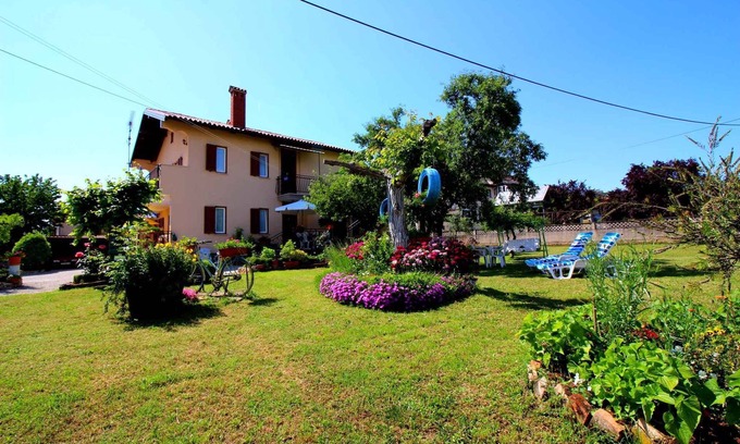 Vrvari Apartment | Holiday apartment with large garden