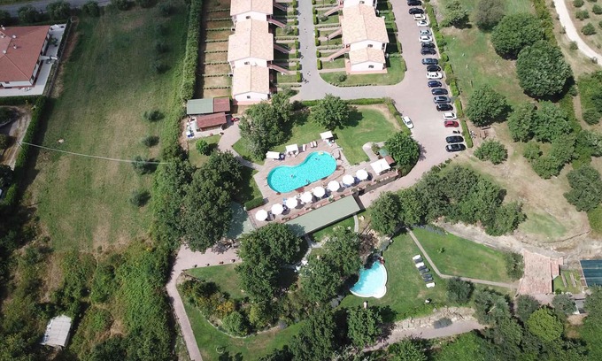 Sorano Apartment | Holiday apartment with outdoor swimming pool, children's pool and table tennis in residence