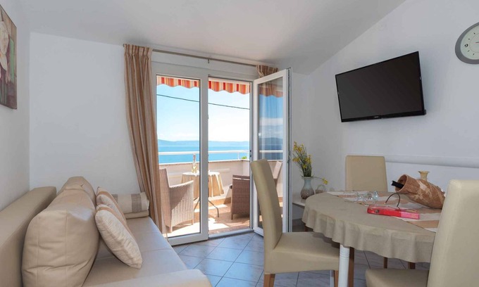 Ravni Apartment | Holiday apartment with sea view and barbecue facilities