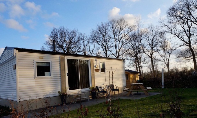 Paasloo House | Holiday chalet near the canals of Giethoorn (Dutch Venice) and National Park Weerribben - Wieden, beautiful nature and many animals such as the otter, kingfisher, roe deer, fox, buzzard, hawk and many others. Particularly loved by walkers, cyclists, bi...