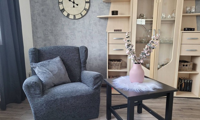 Petersburg Apartment | Holiday Apartment "Am Strohberg" with Balcony and Wi-Fi