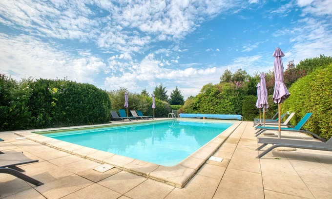 Le Buisson-de-Cadouin House | Holiday Home 'La Bergerie' with Shared Pool, Private Terrace and Wi-Fi