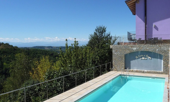 Cerretto Langhe Apartment | Holiday Home 'La Corte di Langa Alloggio Giada' with Shared Pool & Wi-Fi