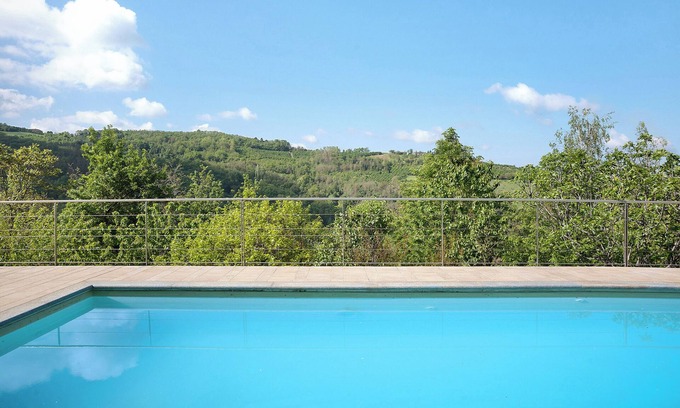 Cerretto Langhe Apartment | Holiday Home 'La Corte di Langa Alloggio Quarzo' with Shared Pool & Wi-Fi