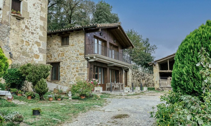 La Vall d'en Bas House | Holiday Home 'La Cabanya De La Rovira' with Mountain View, Terrace and Wi-Fi