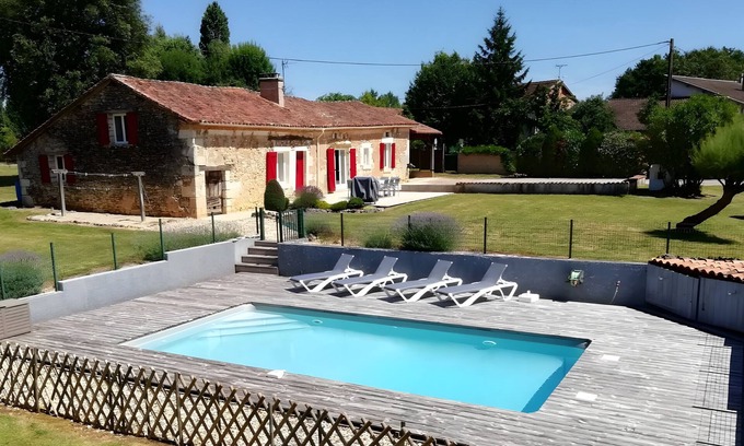 La Chapelle-Gonaguet House | Holiday Home 'In Perigord' with Private Pool, Shared Terrace and Wi-Fi