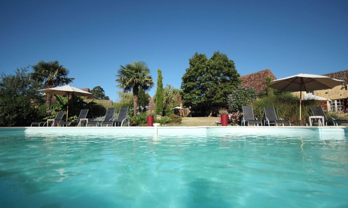 Sainte-Foy-de-Longas House | Holiday Home 'Le Minotier' with Private Garden and Wi-Fi