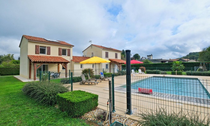 Savignac-les-Eglises House | Holiday Home 'L'Ajuda Avec Piscine Et Clim' with Shared Pool, Wi-Fi and Air Conditioning