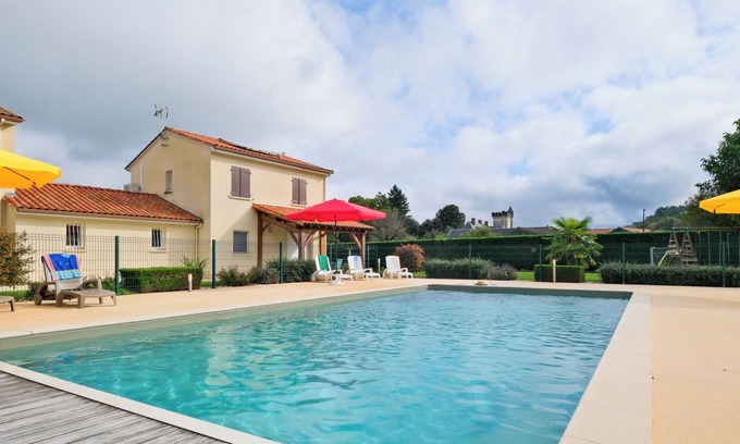Savignac-les-Eglises House | Holiday Home 'Le Perchoir Avec Piscine Et Clim' with Shared Pool, Wi-Fi and Air Conditioning