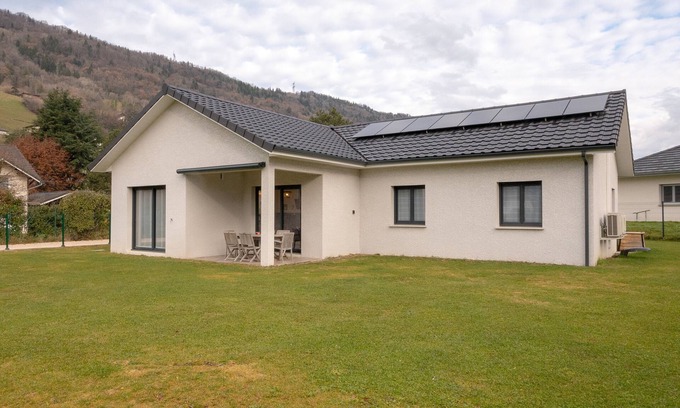 La Rochette House | Holiday Home 'Les Chaudannes' with Mountain View, Wi-Fi and Air Conditioning