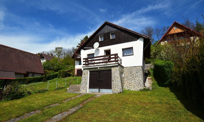 Pocedelice House | Holiday home in Orasice- Počedělice with garden