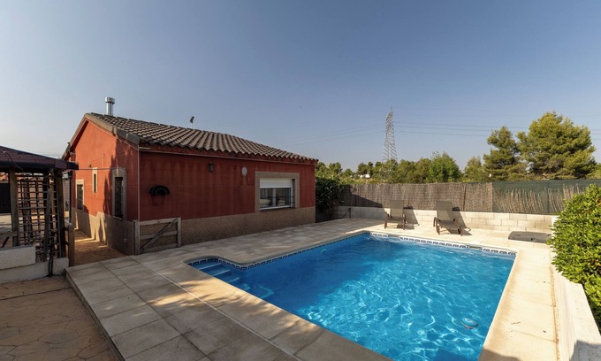 Fuentiduena de Tajo House | Holiday Home 'Casa Fina' with Private Pool, Shared Terrace and Wi-Fi