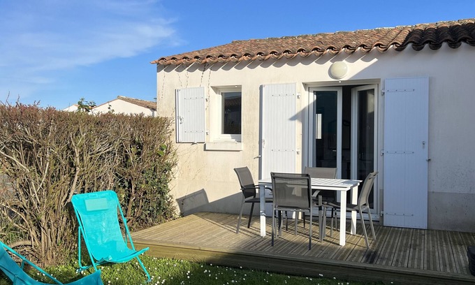 Le Chateau-d'Oleron House | Holiday Home "52 Amareyeurs" close to the Sea with Shared Pool