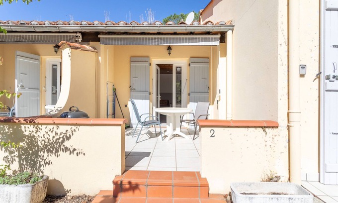 Reynes House | Holiday Home 2 with Mountain View, Shared Pool