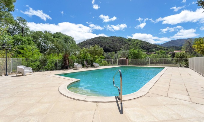 Reynes House | Holiday Home 5 with Mountain View and Shared Pool