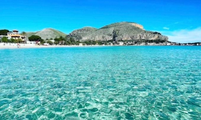 Partanna Apartment | holiday home a stone's throw from Mondello Rooms air conditioning, TV and garden