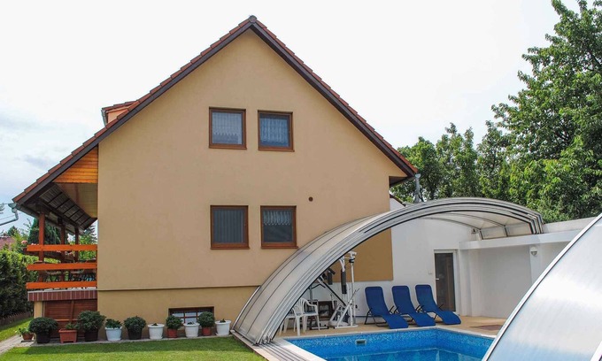 Siofok-Szabadifurdo House | Holiday home air-conditioned, with WiFi, large indoor pool, sauna, dishwasher