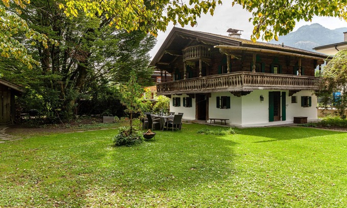 Finsing House | Holiday Home 'Altes Totschenhäusl Am Ziller' with Mountain View, Private Garden and Wi-Fi